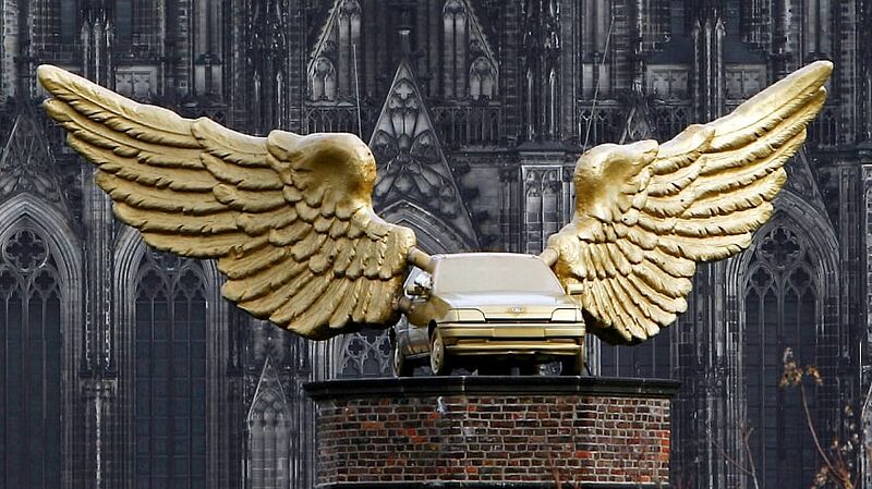 Beflügelter Ford Fiesta: HA Schults „Goldener Vogel“ seit 30 Jahren Kölner Wahrzeichen über den Dächern der Stadt